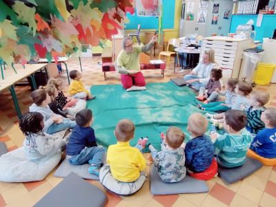 un conteur en classe maternelle